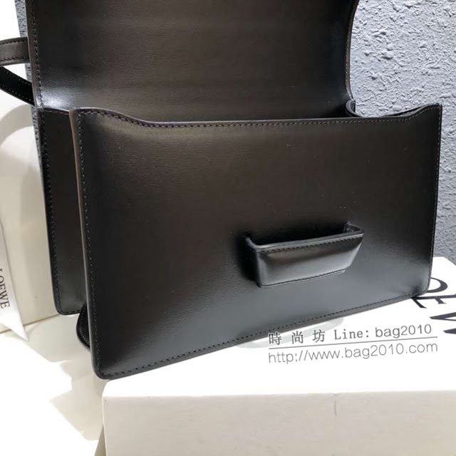 LOEWE包包 羅意威Barcelona三角包 羅意威小挎包 10158  tcl1039